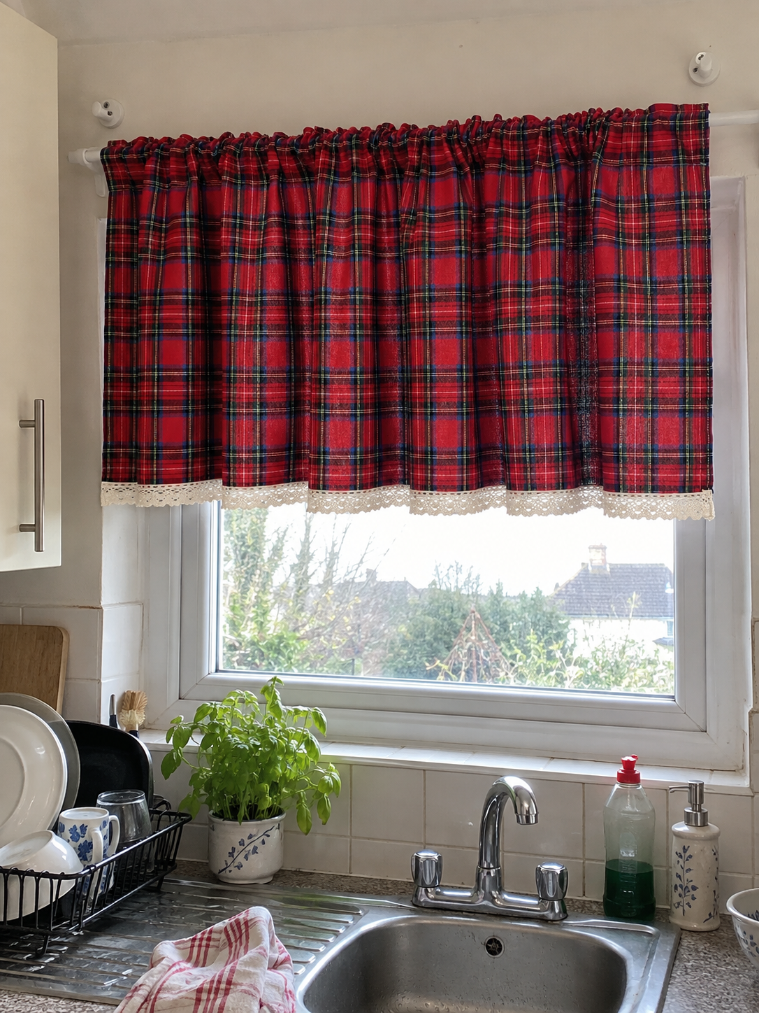 Brise-bise tartan rouge bordé de dentelle — vue d’ensemble