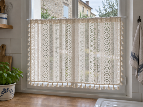 Brise-bise beige ajouré à pompons — vue d’ensemble