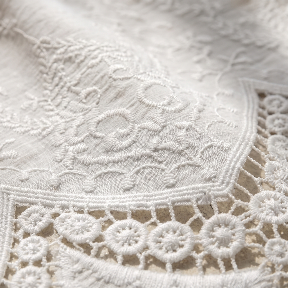Brise-bise blanc en dentelle fleurie — détail du tissu