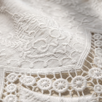 Brise-bise blanc en dentelle fleurie — détail du tissu