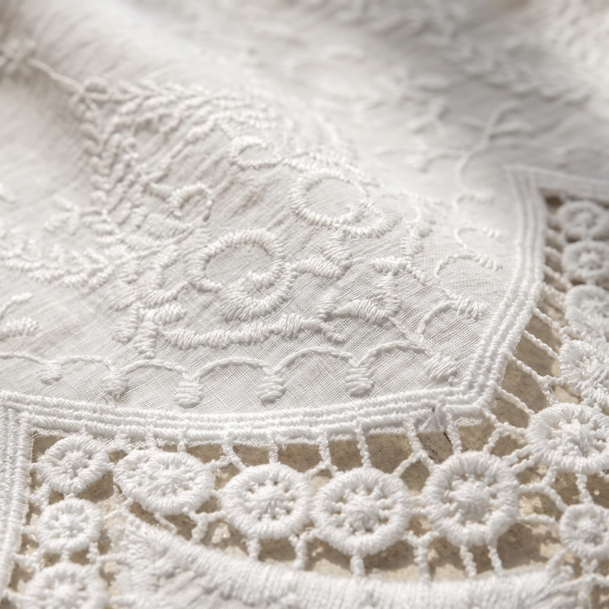 Brise-bise blanc en dentelle fleurie — détail du tissu