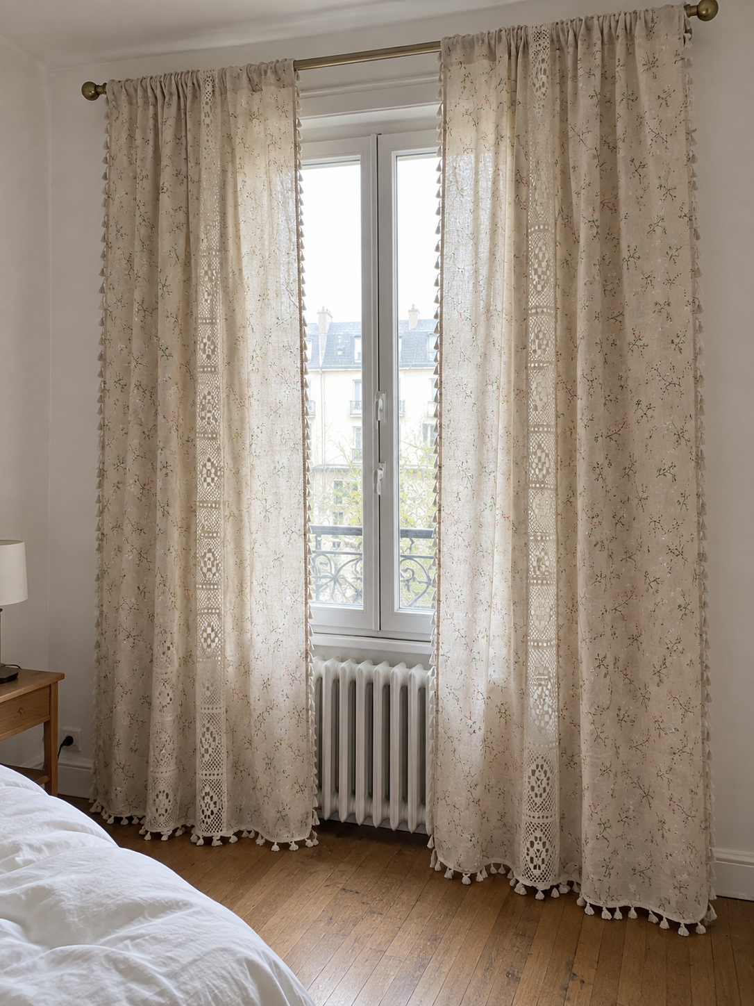 Voilage crème fleuri, crochet et pompons — vue d’ensemble