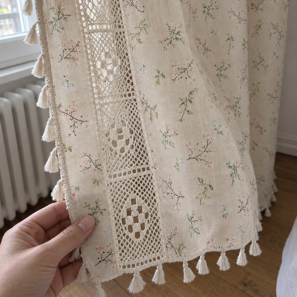 Voilage crème fleuri, crochet et pompons — détail du tissu