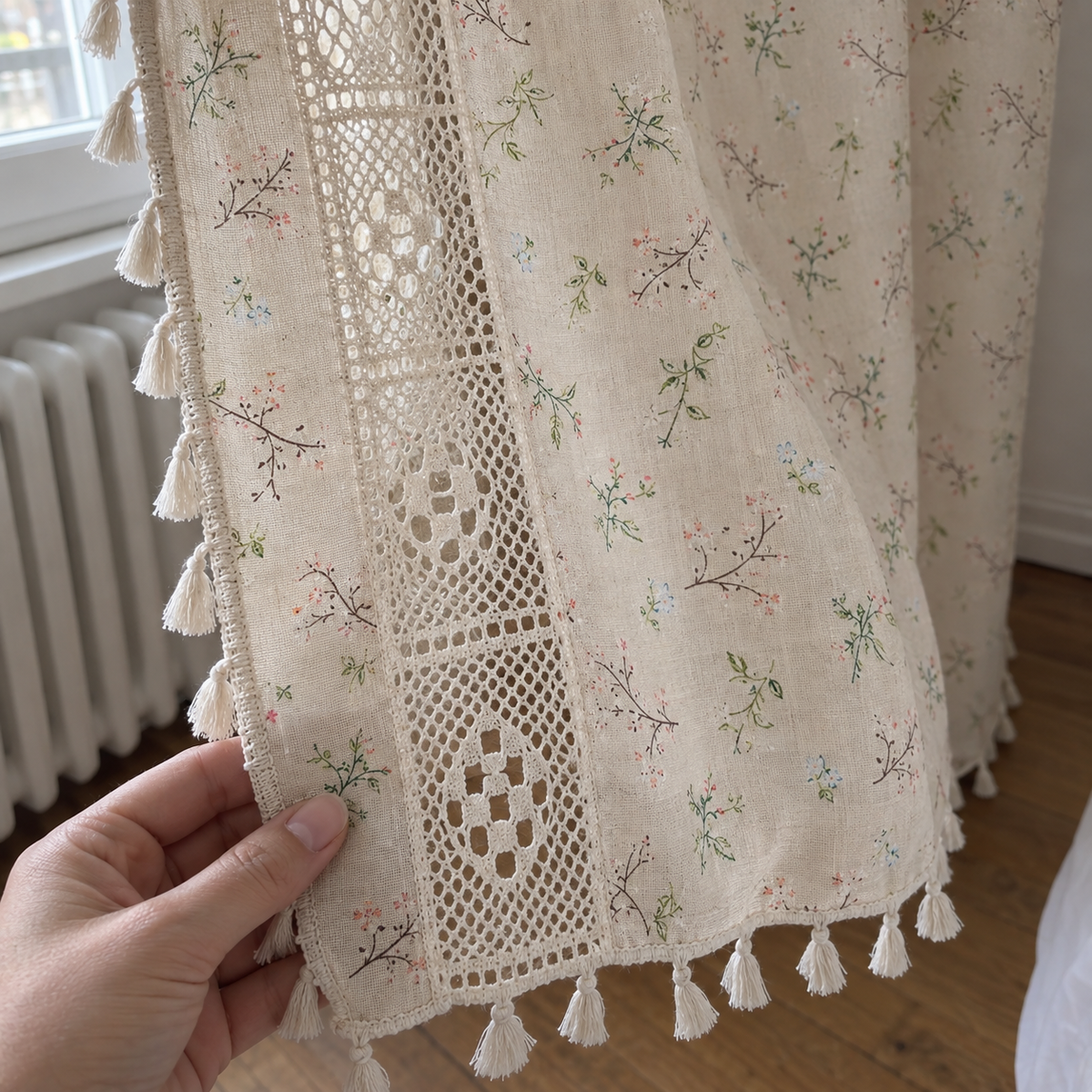 Voilage crème fleuri, crochet et pompons — détail du tissu