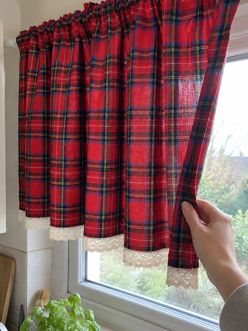 Brise-bise tartan rouge bordé de dentelle — vue 2