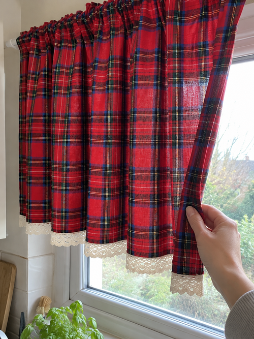 Brise-bise tartan rouge bordé de dentelle — vue 2