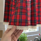 Brise-bise tartan rouge bordé de dentelle — détail du tissu