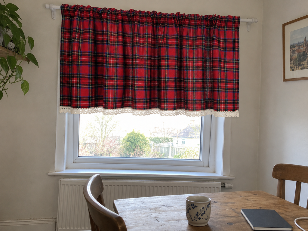 Brise-bise tartan rouge bordé de dentelle — vue 4