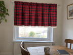 Brise-bise tartan rouge bordé de dentelle — vue 4
