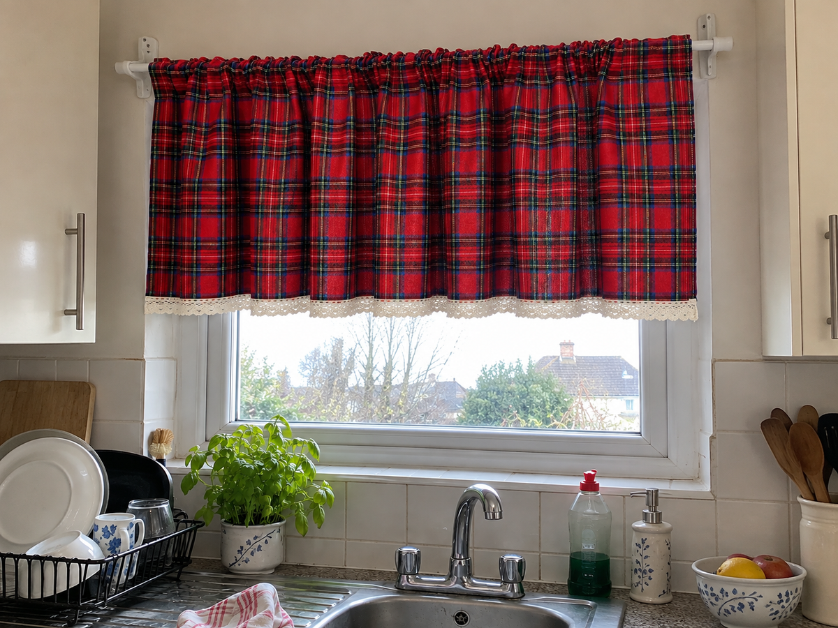 Brise-bise tartan rouge bordé de dentelle — vue 5
