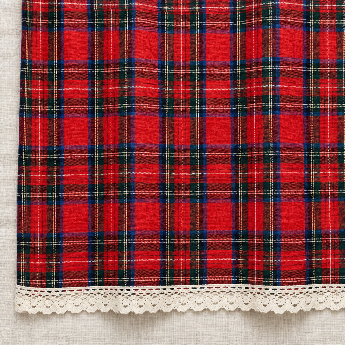 Brise-bise tartan rouge bordé de dentelle — vue 6