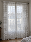 Voilage blanc à broderies florales — vue d’ensemble