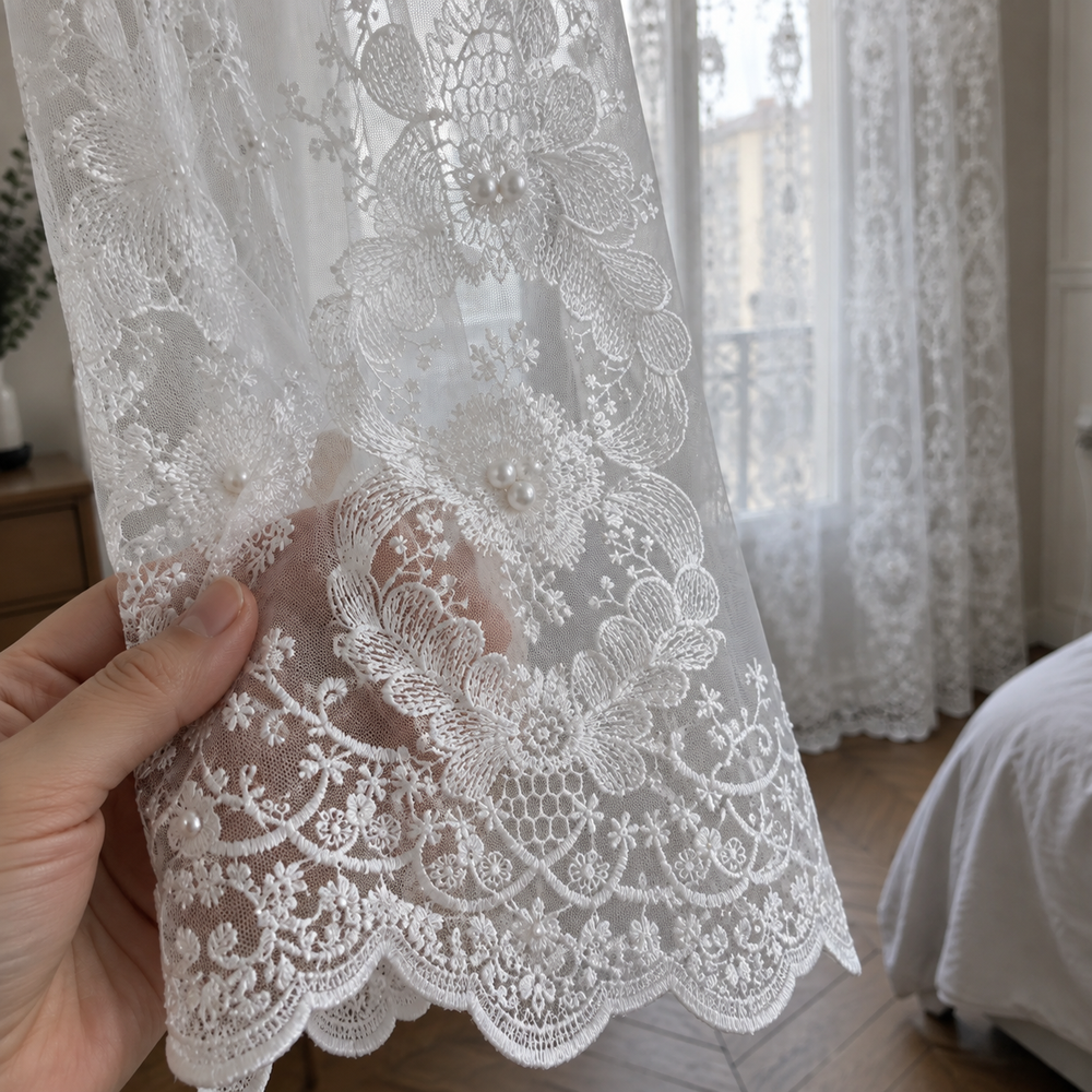 Voilage blanc à broderies florales — détail du tissu